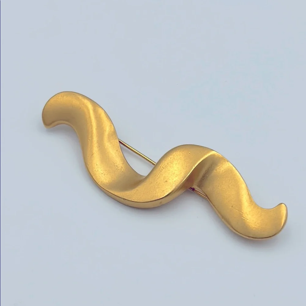 Vintage Carolee Modernist Matte Gold Tone 1980s Power Dressing Ribbon Brooch